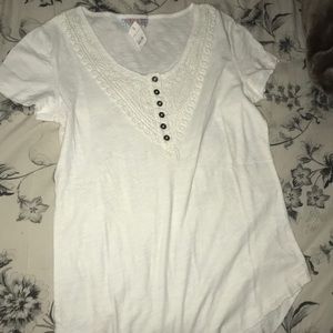 •simple white shirt